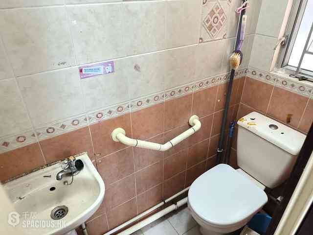 Shau Kei Wan - Fu King Building 04