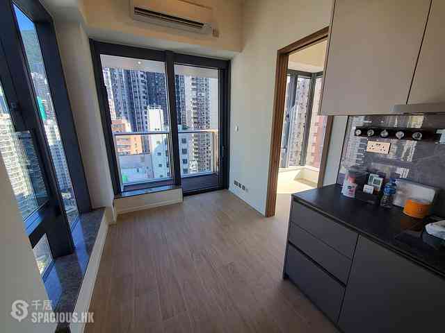 Sai Ying Pun - Des Voeux W Residence 01