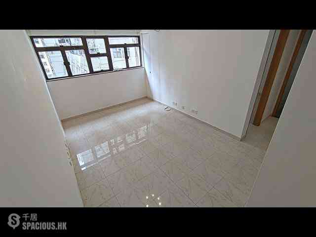 Sai Ying Pun - The Standard Chartered Bank Building 01