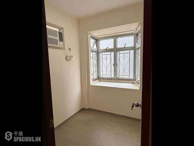 Shau Kei Wan - Tak Fook Building 04