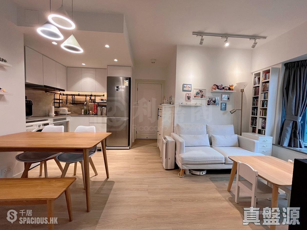 Tseung Kwan O - The Metro City Phase 2 Block 3 01