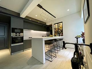 Mid Levels Central - Elegant Terrace 02