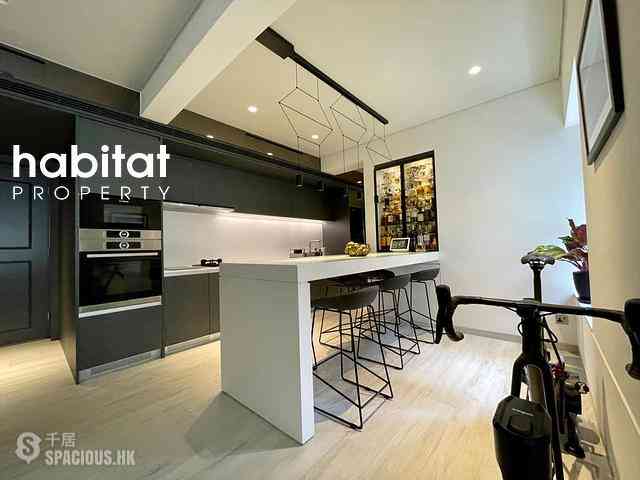Mid Levels Central - Elegant Terrace 02
