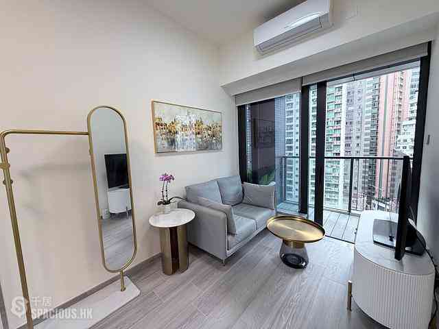 Sai Ying Pun - The Queens 01