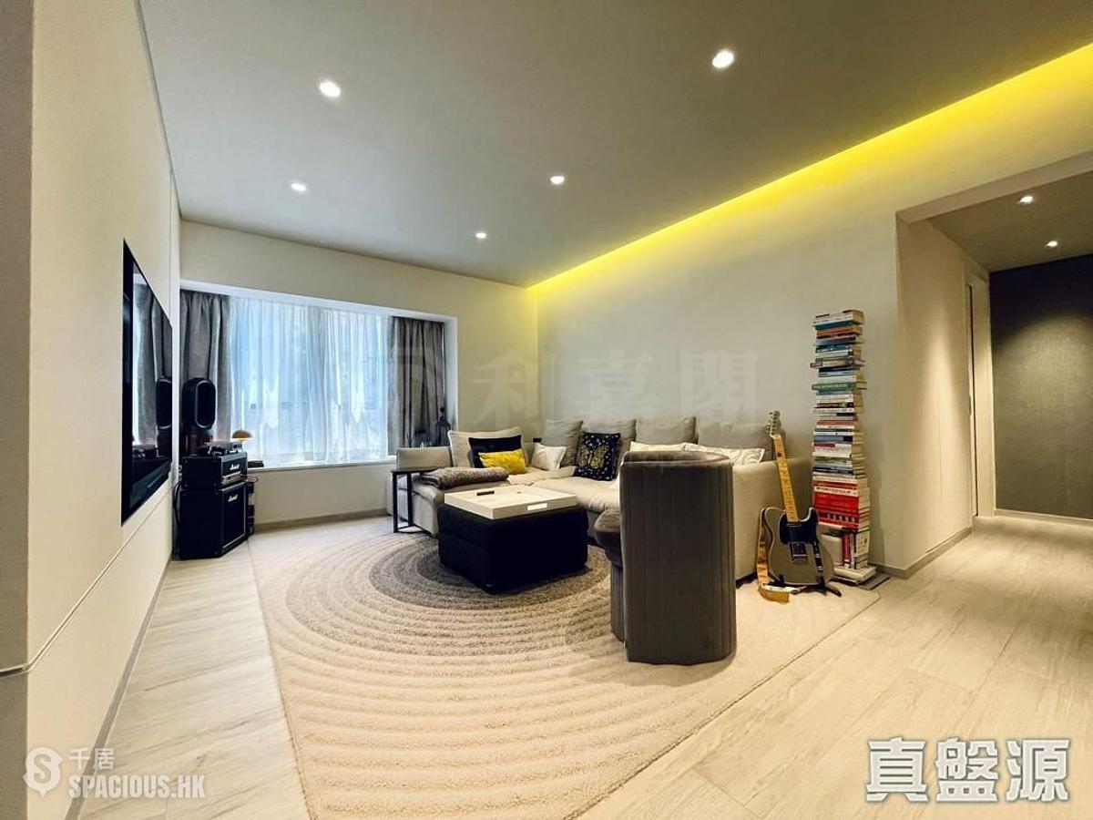 Mid Levels Central - Elegant Terrace 01