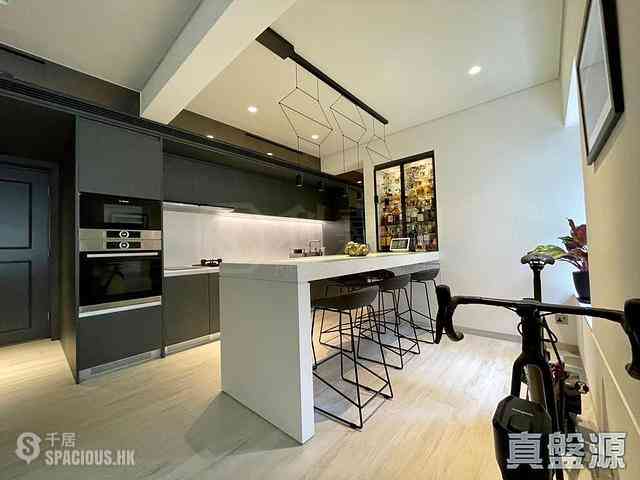 Mid Levels Central - Elegant Terrace 02