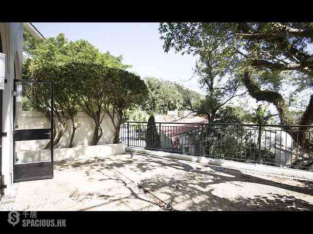 The Peak - Strawberry Hill 01