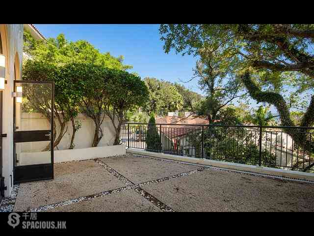 The Peak - Strawberry Hill 01
