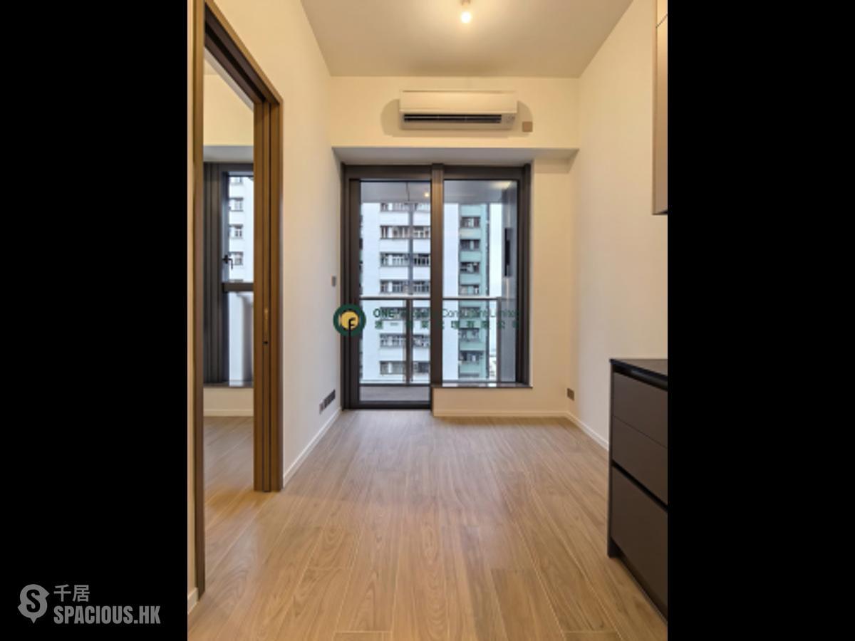 Sai Ying Pun - Des Voeux W Residence 01