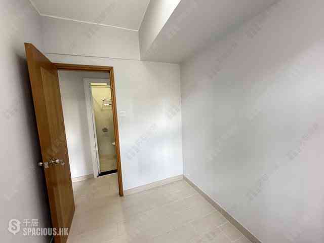 Wan Chai - Man On House 01