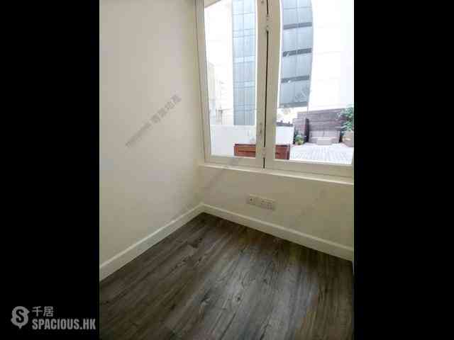 Shek Tong Tsui - King's Building 02