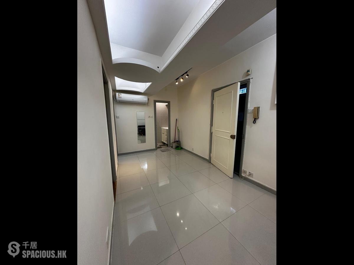 Kennedy Town - Luen Hing Apartments 01