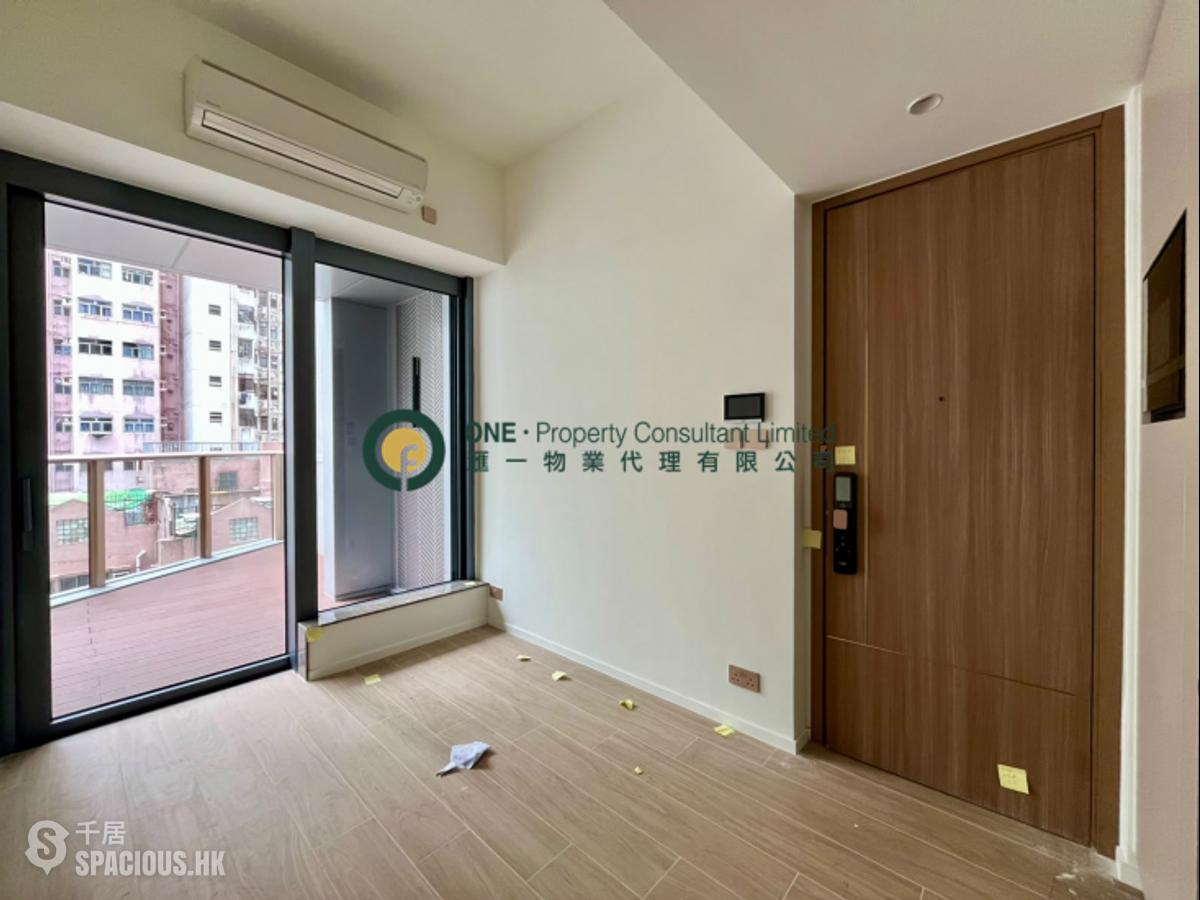Sai Ying Pun - Des Voeux W Residence 01