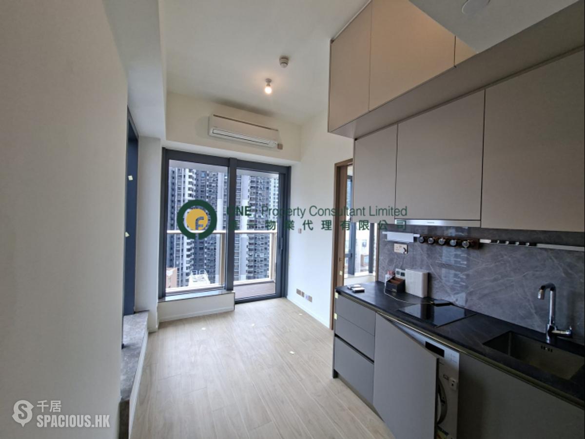 Sai Ying Pun - Des Voeux W Residence 01