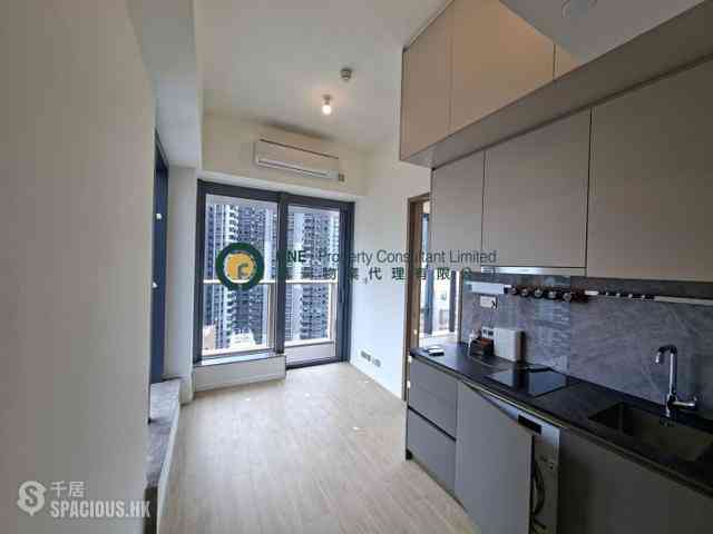 Sai Ying Pun - Des Voeux W Residence 01
