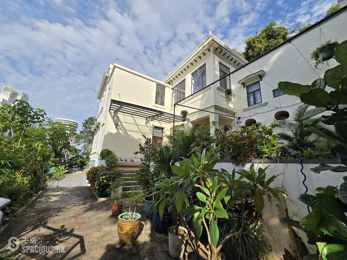 Mid Levels East - Caronia 01