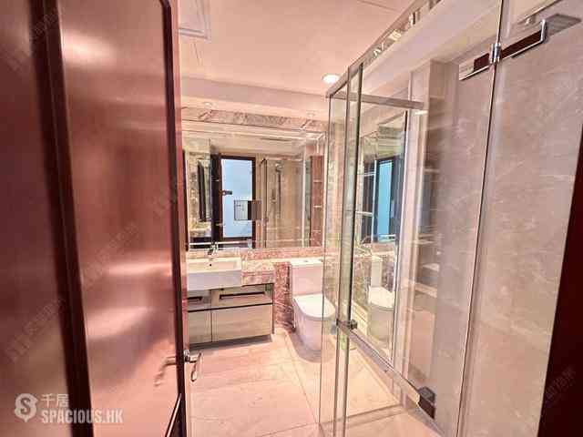 Wan Chai - The Avenue Phase 2 Block 2 08