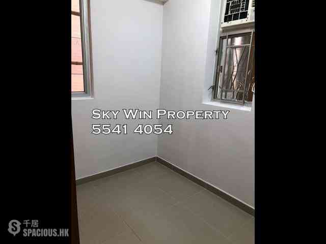 Wan Chai - Chin Hung Building 09