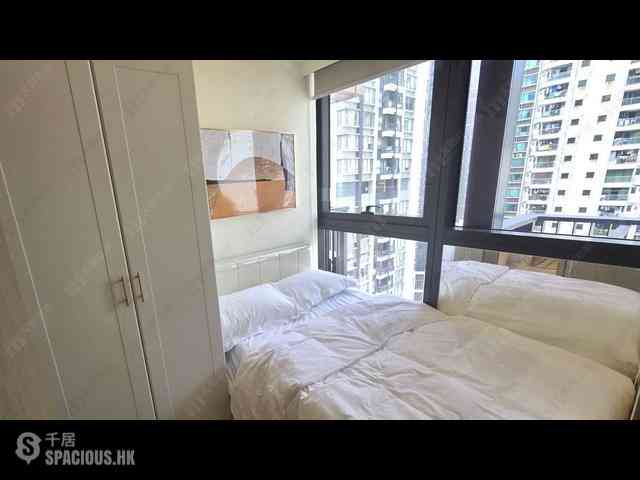 Sai Ying Pun - The Queens 01