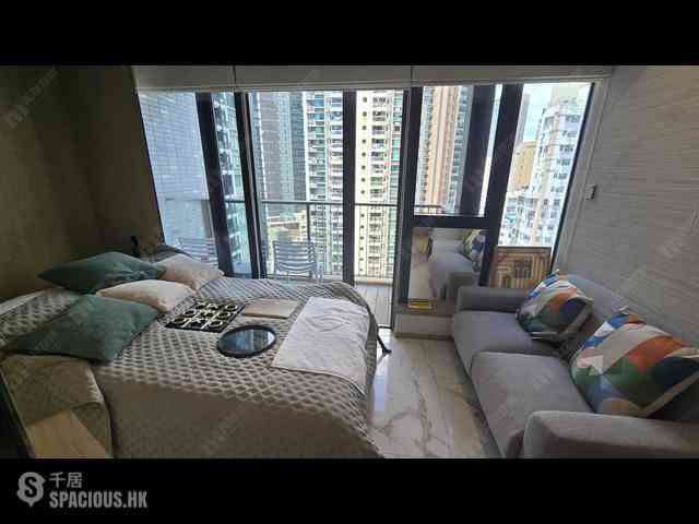 Sai Ying Pun - The Queens 01