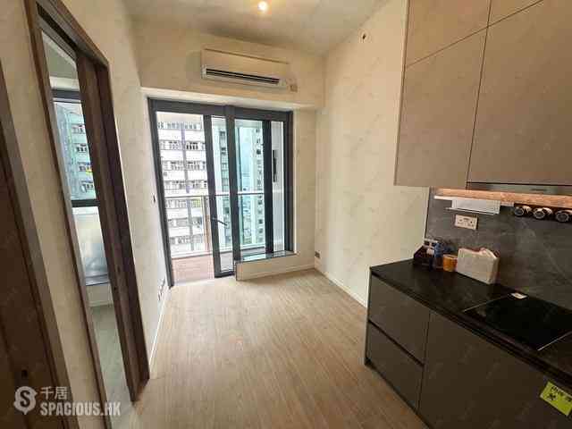 Sai Ying Pun - Des Voeux W Residence 01