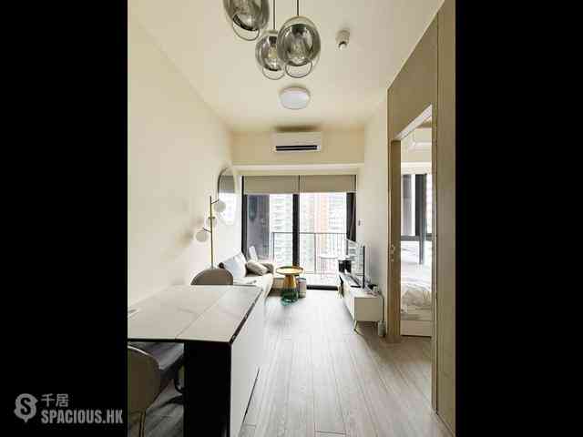 Sai Ying Pun - The Queens 01