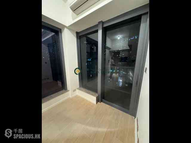 Sai Ying Pun - Des Voeux W Residence 01