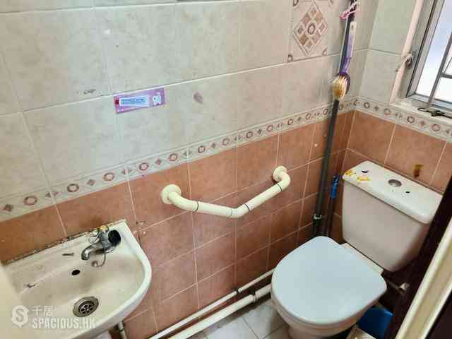Shau Kei Wan - Fu King Building 04