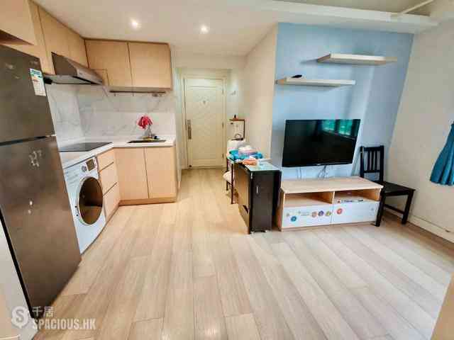 Shek Tong Tsui - Chong Yip Centre Block B 03