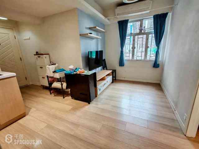 Shek Tong Tsui - Chong Yip Centre Block B 05