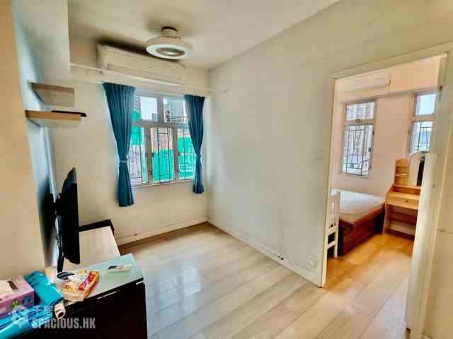 Shek Tong Tsui - Chong Yip Centre Block B 06
