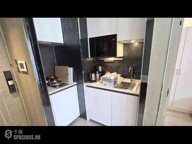 Sai Ying Pun - The Queens 03
