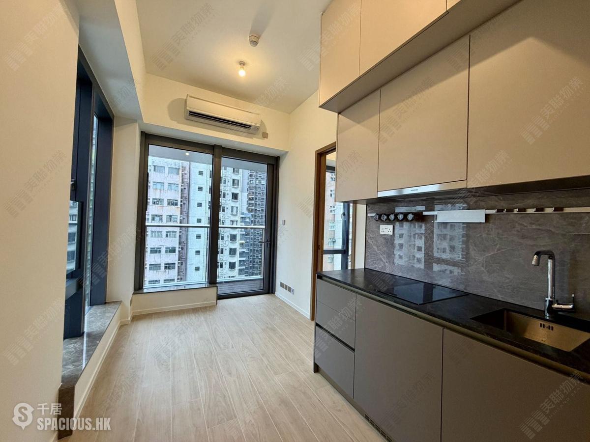 Sai Ying Pun - Des Voeux W Residence 01