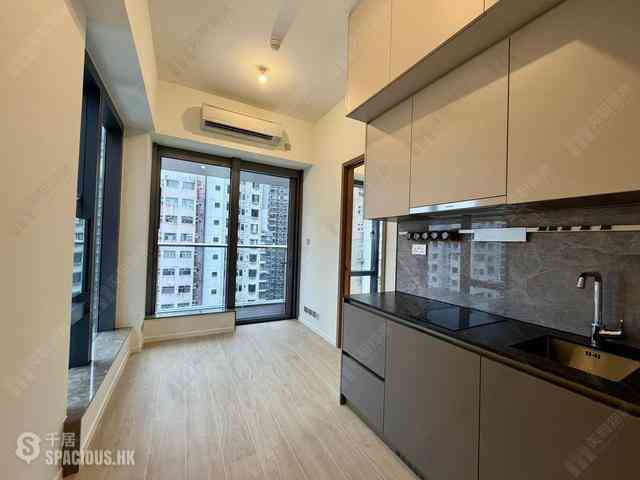Sai Ying Pun - Des Voeux W Residence 01