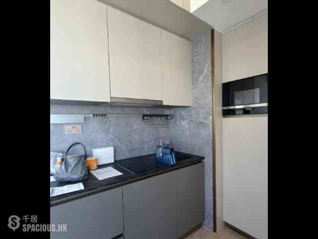 Sai Ying Pun - Des Voeux W Residence 01