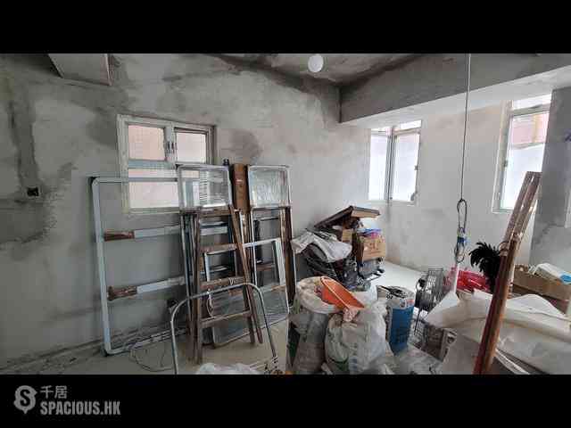 Shau Kei Wan - Hung Lee Building 03