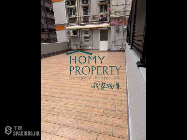 Wan Chai - Man On House 01