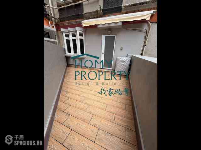 Wan Chai - Man On House 05