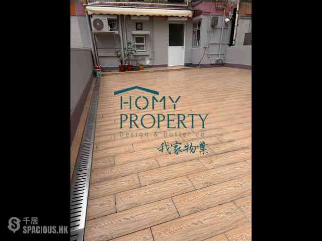 Wan Chai - Man On House 02