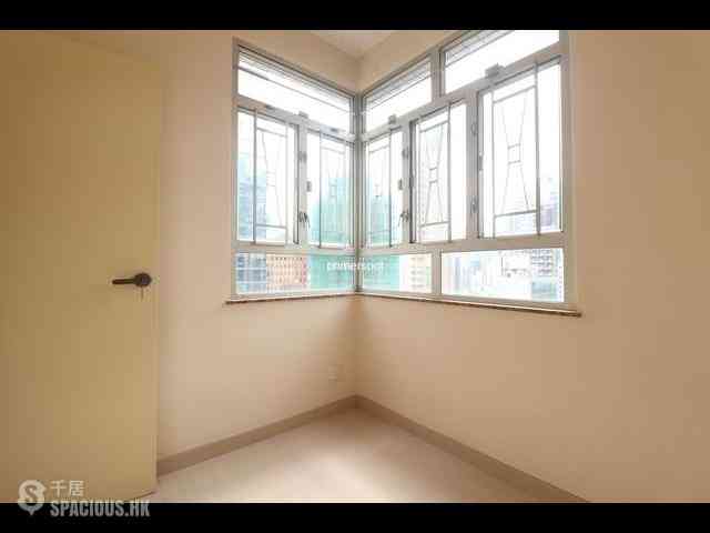Wan Chai - Lok Moon Mansion 07