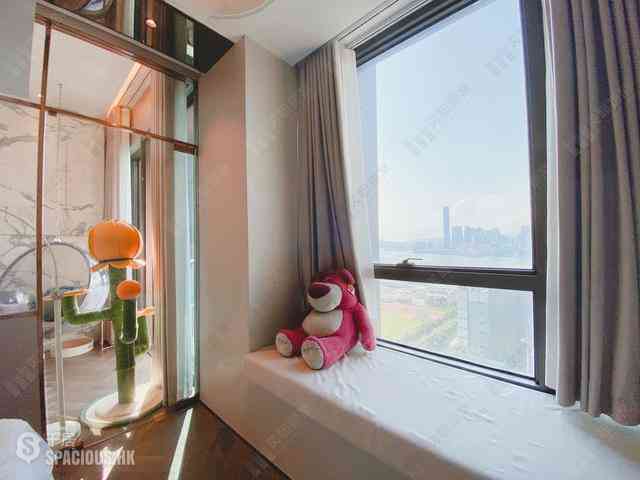 Wan Chai - The Gloucester 11