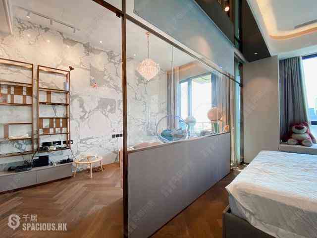 Wan Chai - The Gloucester 12
