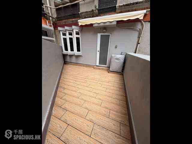 Wan Chai - Man On House 10