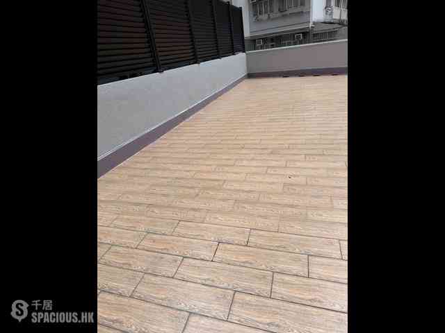 Wan Chai - Man On House 03