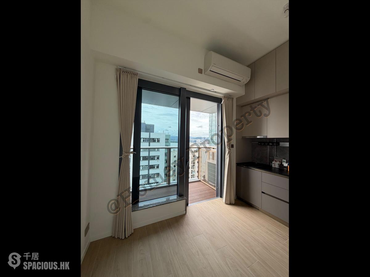 Sai Ying Pun - Des Voeux W Residence 01