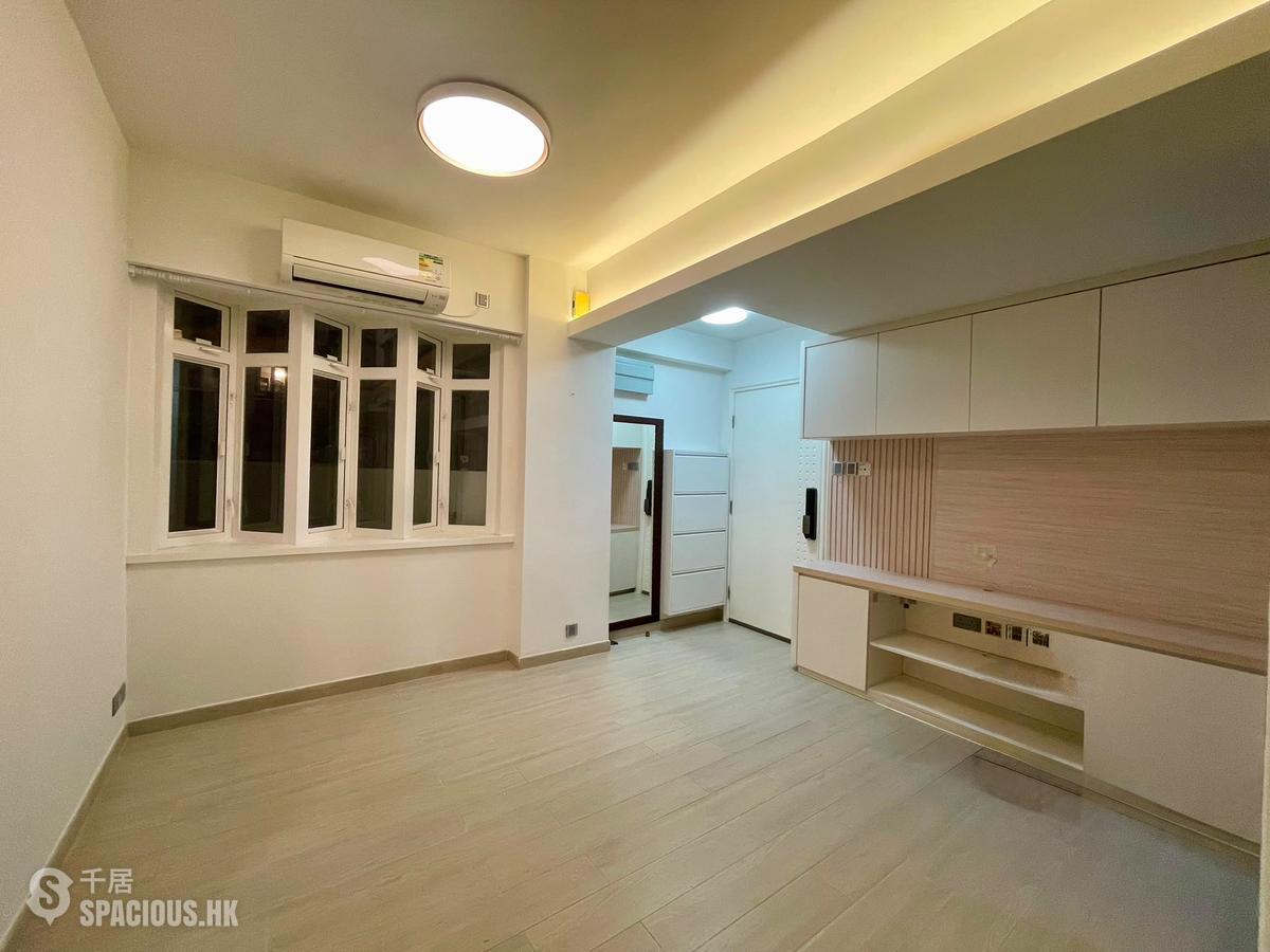 Wan Chai - Man On House 01