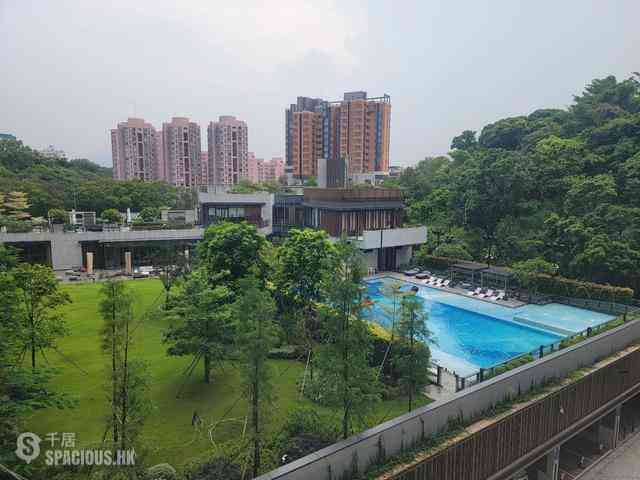 Gold Coast / So Kwun Wat - Grand Jeté 01