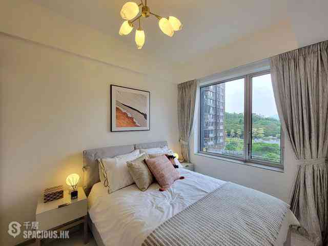 Gold Coast / So Kwun Wat - Grand Jeté 06