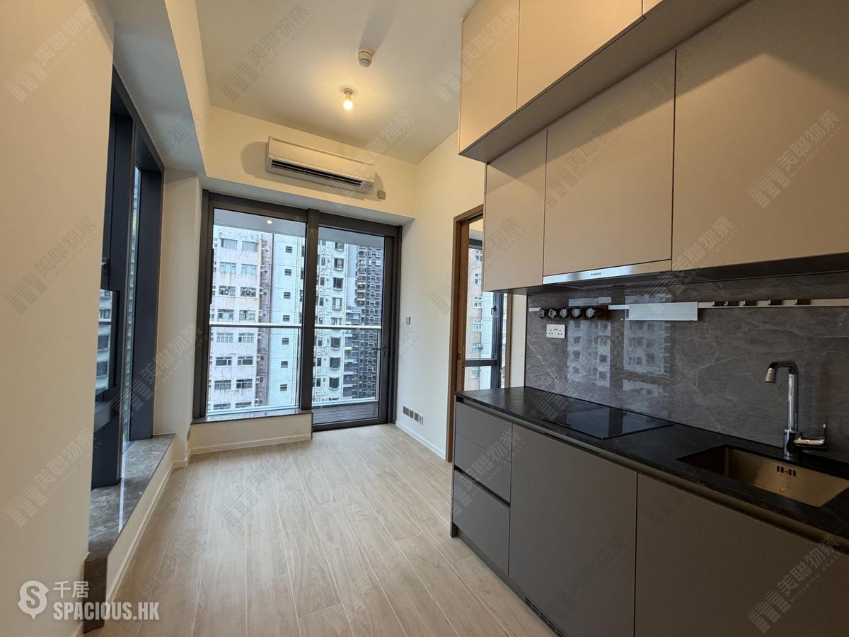 Sai Ying Pun - Des Voeux W Residence 01