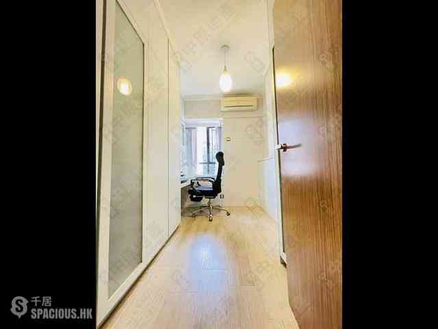 Mid Levels Central - Elegant Terrace 04